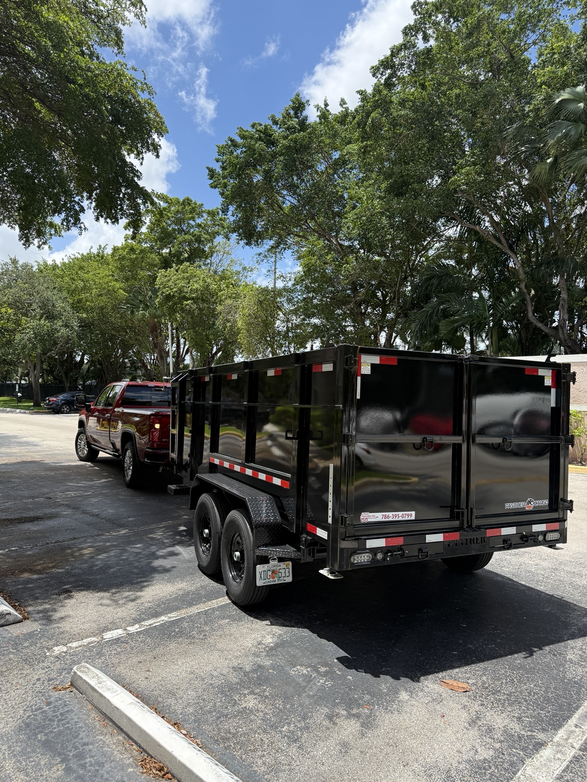 Camioneta y remolque de Acosta Services Group después de un trabajo