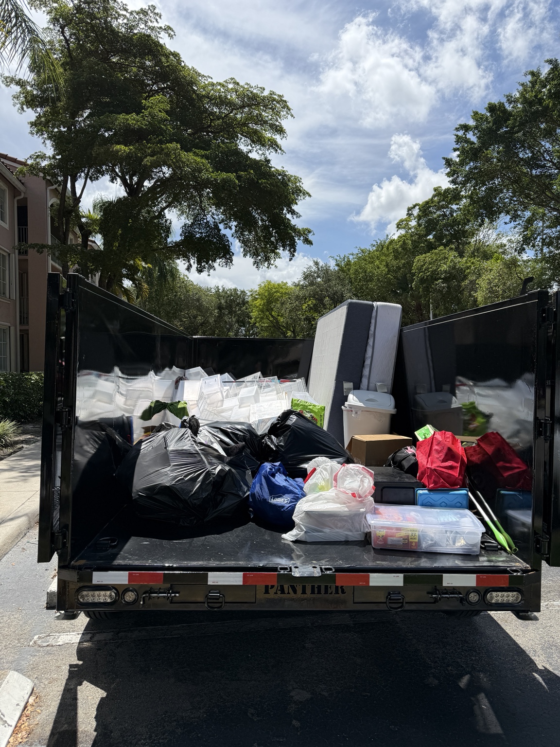 Artículos del hogar y colchón cargados en el remolque de Acosta Services Group